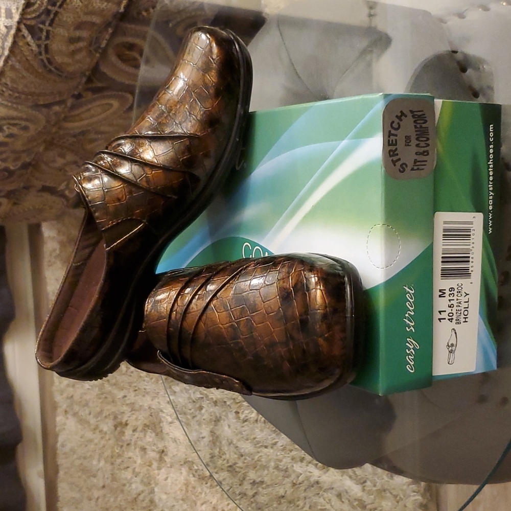 Easy Street Holly Comfort Wave Mules